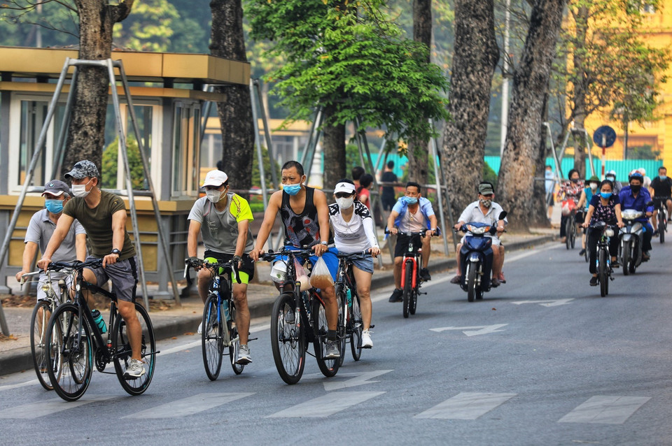 Quanh khu vực Hồ Tây, mỗi ngày vẫn có hàng trăm người dân đổ về tập thể dục, đạp xe bất chấp quy định cấm tập trung đông người. (Ảnh: Thành Đạt/TTXVN)