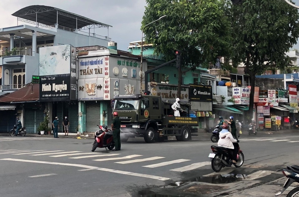 Phun khử khuẩn trên các tuyến đường ở quận Gò Vấp. (Ảnh: Anh Tuấn/TTXVN)