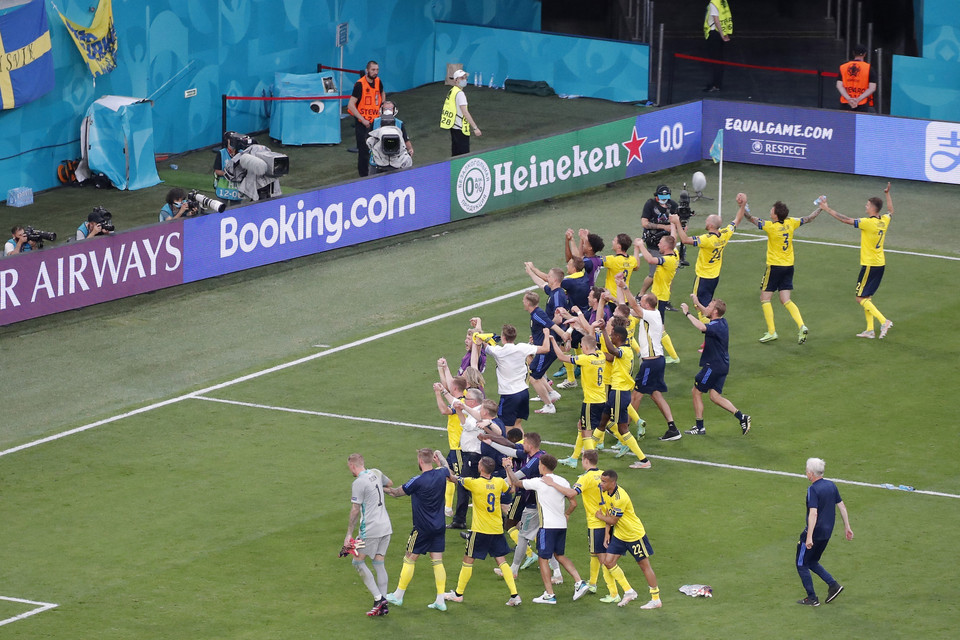 Các tuyển thủ Thụy Điển ăn mừng chiến thắng 3-2 trước Ba Lan trong trận đấu tại Bảng E. (Ảnh: AFP/TTXVN)