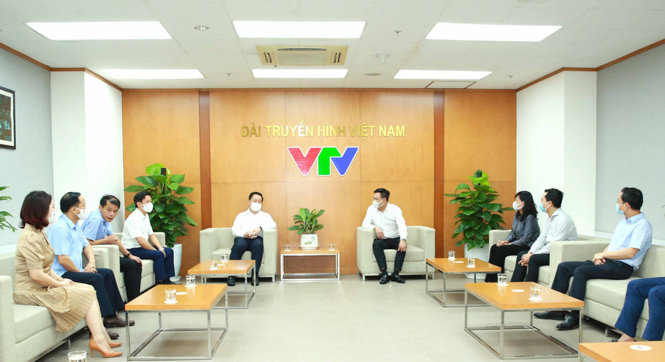 Trưởng Ban Tuyên giáo Trung ương Nguyễn Trọng Nghĩa thăm, chúc mừng Đài Truyền hình Việt Nam. (Ảnh: Phương Hoa/TTXVN)