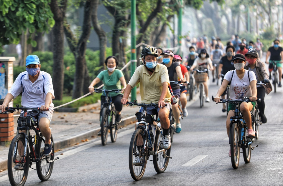 Quanh khu vực Hồ Tây, mỗi ngày vẫn có hàng trăm người dân đổ về tập thể dục, đạp xe bất chấp quy định cấm tập trung đông người. (Ảnh: Thành Đạt/TTXVN)