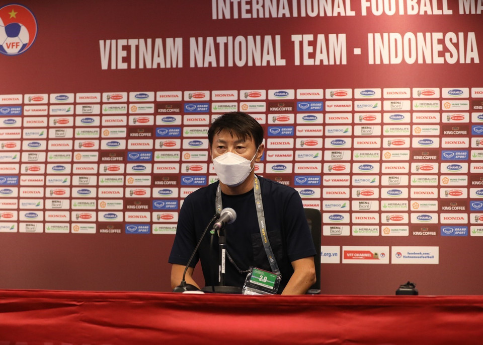 HLV Shin Tae-young phát biểu tại buổi họp báo. (Ảnh: Hoàng Linh/TTXVN)