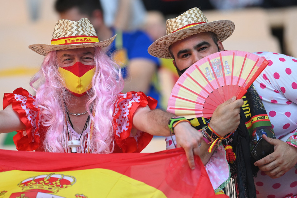 Cổ động viên Tây Ban Nha cổ vũ cho đội nhà trong trận gặp tuyển Ba Lan tại bảng E. (Ảnh: AFP/TTXVN)