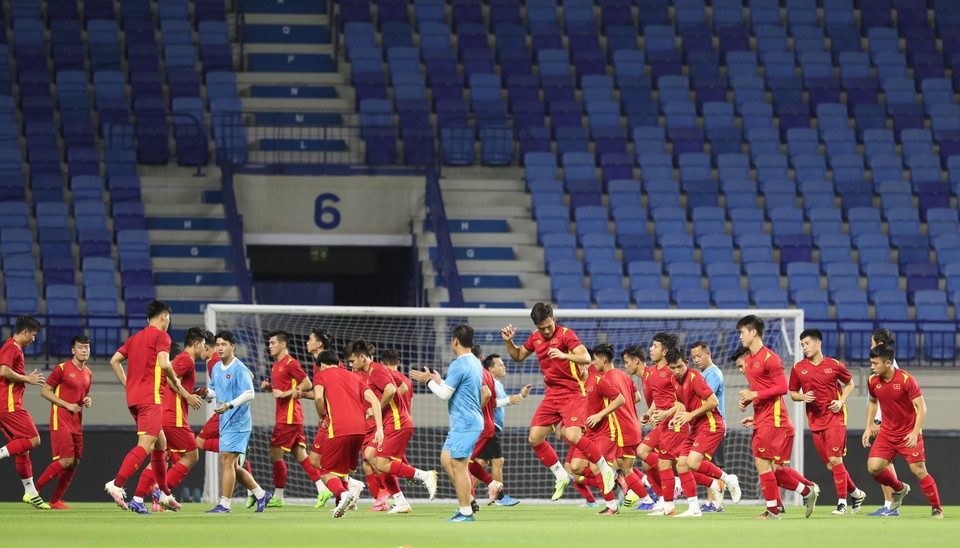 Đội tuyển Việt Nam khởi động trên sân Al Maktoum. (Ảnh: Hoàng Linh/TTXVN)