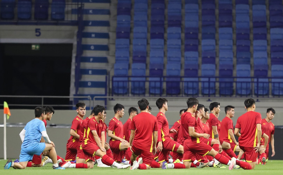 Đội tuyển Việt Nam khởi động trên sân Al Maktoum. (Ảnh: Hoàng Linh/TTXVN)