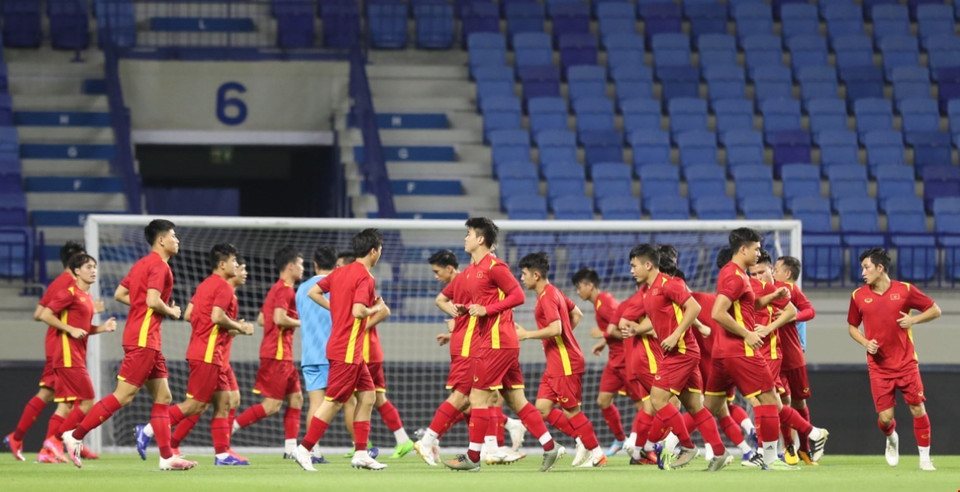 Đội tuyển Việt Nam khởi động trên sân Al Maktoum. (Ảnh: Hoàng Linh/TTXVN)