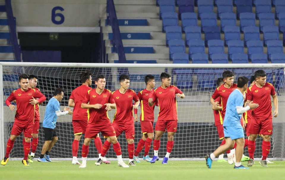 Đội tuyển Việt Nam khởi động trên sân Al Maktoum. (Ảnh: Hoàng Linh/TTXVN)