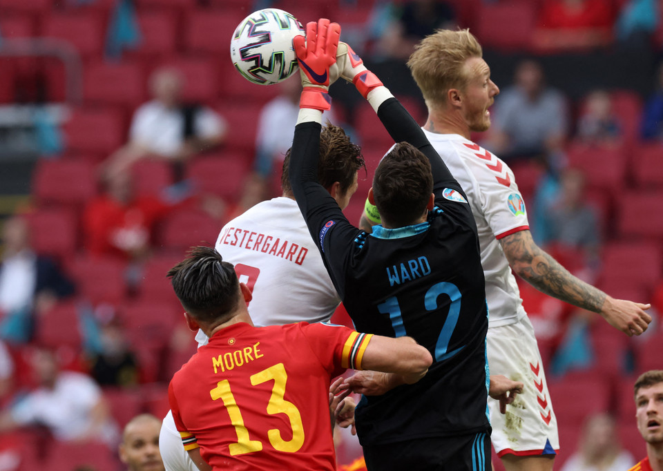 Pha đẩy bóng của thủ thành Xứ Wales Danny Ward trong trận đấu gặp Đan Mạch tại vòng 16 đội. (Ảnh: AFP/TTXVN)