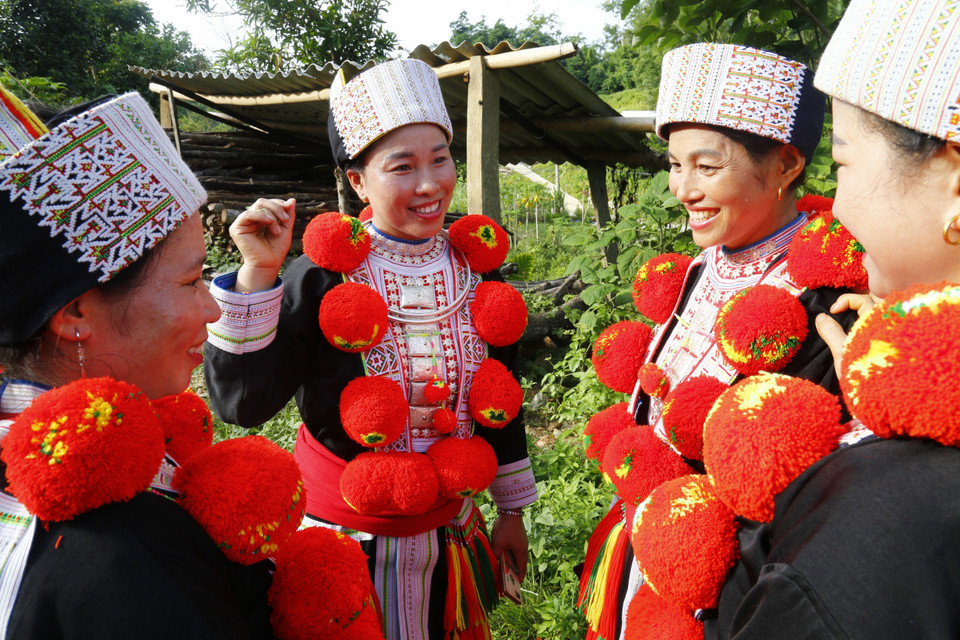 Nghệ thuật trang trí trên trang phục truyền thống của người Dao đỏ ở Tuyên Quang là Di sản văn hóa phi vật thể quốc gia có ý nghĩa lớn trong việc tôn vinh giá trị văn hóa truyền thống của các dân tộc. (Ảnh: Nam Sương/TTXVN)
