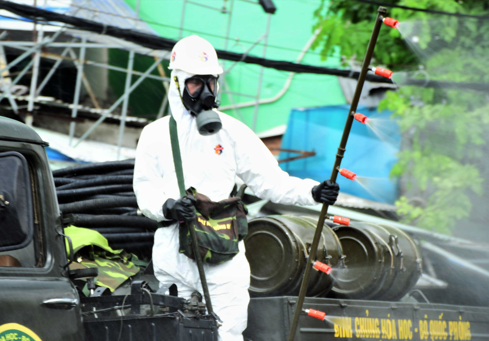 Các chiến sỹ phòng hóa quân đội tiến hành phun khử khuẩn diện rộng trên địa bàn quận Gò Vấp. (Nguồn: TTXVN phát)