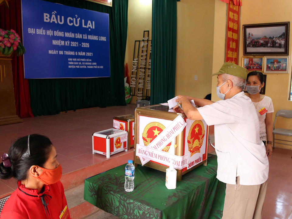 Cử tri bỏ phiếu bầu cử lại Đại biểu Hội đồng Nhân dân xã Hoàng Long nhiệm kỳ 2021-2026 tại tổ bầu cử số 04, thôn Đào Xá, xã Hoàng Long, huyện Phú Xuyên, Hà Nội. (Ảnh: Phạm Kiên/TTXVN)