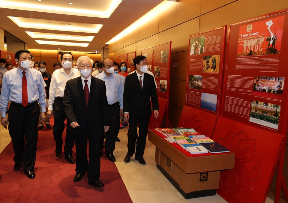 Tổng Bí thư Nguyễn Phú Trọng, Chủ tịch nước Nguyễn Xuân Phúc, Thường trực Ban Bí thư Võ Văn Thưởng và các đại biểu thăm Triển lãm Những tấm gương bình dị mà cao quý trưng bày bên sảnh hội nghị. (Ảnh: Trí Dũng/TTXVN)