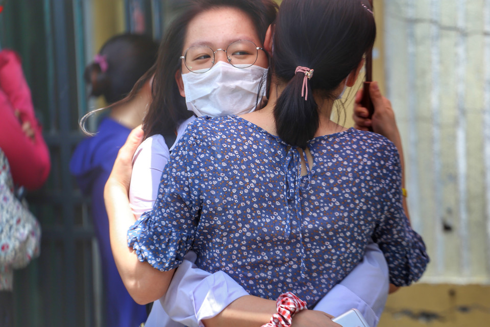 Niềm vui của thí sinh với phụ huynh khi hoàn thành tốt bài thi của mình. (Ảnh: Tuấn Đức/TTXVN)