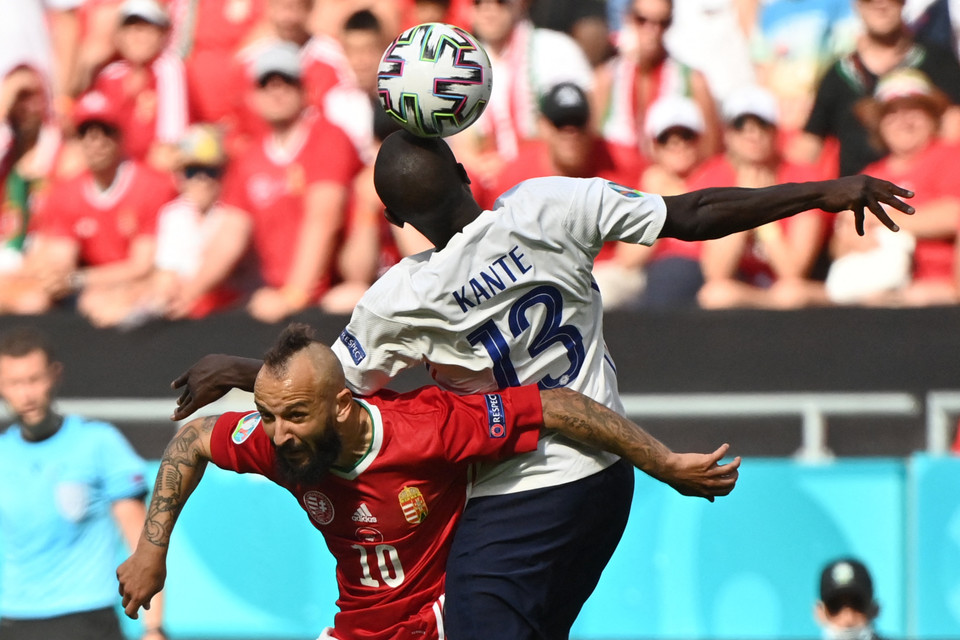Pha tranh bóng quyết liệt giữa Kante (áo trắng, Pháp) với tiền vệ Tamas Cseri (áo đỏ, Hungary) ở lượt đấu thứ hai bảng F với kết quả chung cuộc hòa 1-1. (Ảnh: AFP/TTXVN)