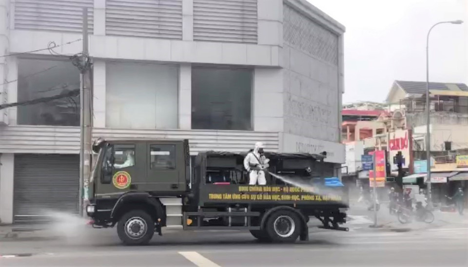 Phun khử khuẩn trên đường Quang Trung quận Gò Vấp. (Ảnh: Anh Tuấn/TTXVN)