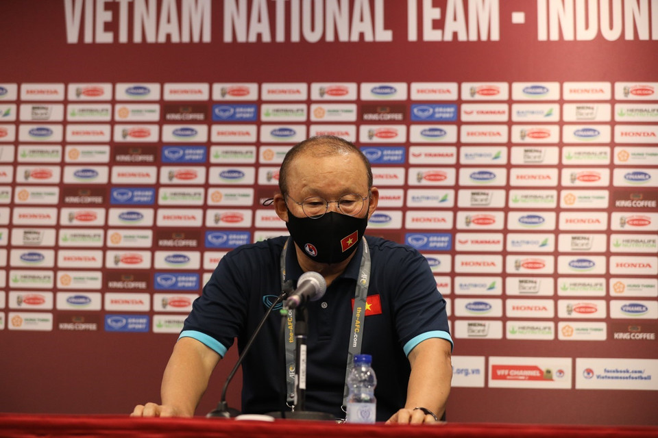 HLV Park Hang-seo phát biểu tại buổi họp báo. (Ảnh: Hoàng Linh/TTXVN)