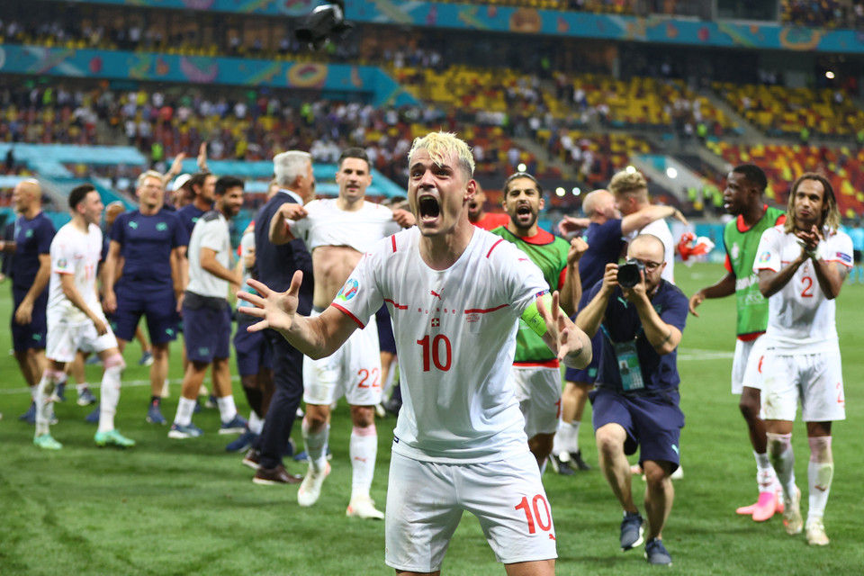 Niềm vui chiến thắng của các tuyển thủ Thụy Sĩ trong trận đấu trước tuyển Pháp ở vòng 16 đội. (Ảnh: AFP/TTXVN)