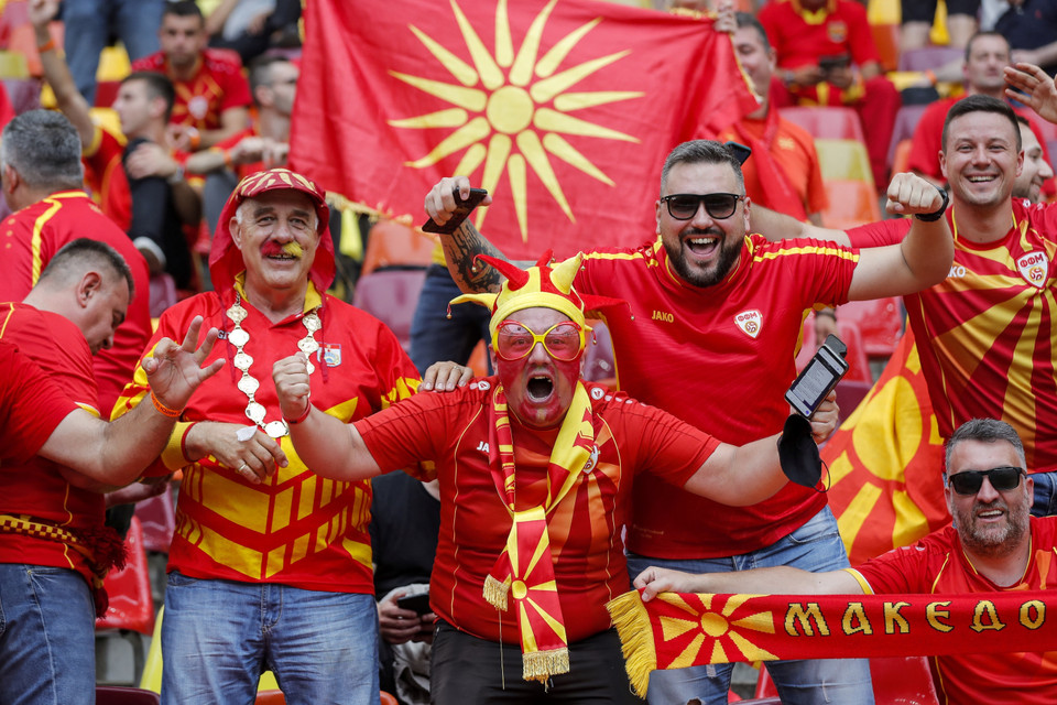 Cổ động viên Bắc Macedonia cổ vũ cho đội nhà trong trận gặp tuyển Ukraine tại bảng C. (Ảnh: AFP/TTXVN)