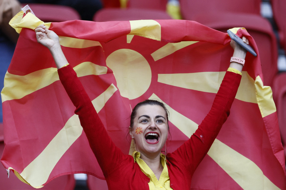 Cổ động viên Bắc Macedonia cổ vũ đội nhà trong trận gặp Hà Lan tại bảng C. (Ảnh: AFP/TTXVN)
