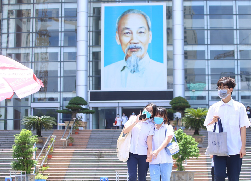 Thí sinh điểm thi trường THPT chuyên Hà Nội-Amsterdam hoàn thành buổi thi đầu. (Ảnh: Hoàng Hiếu/TTXVN)