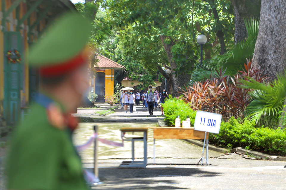 Những thí sinh đầu tiên rời phòng thi tại điểm thi trường THPT chuyên Chu Văn An. (Ảnh: Tuấn Đức/TTXVN)