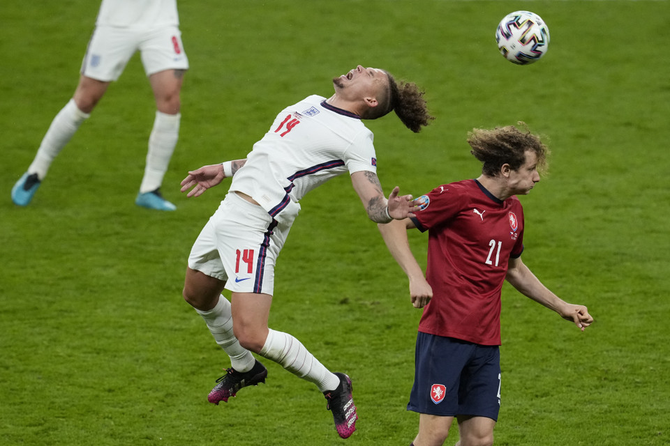 Pha tranh bóng quyết liệt của Kalvin Phillips (trái, đội tuyển Anh) với cầu thủ Alex Král (Cộng hòa Séc). (Ảnh: AFP/TTXVN)