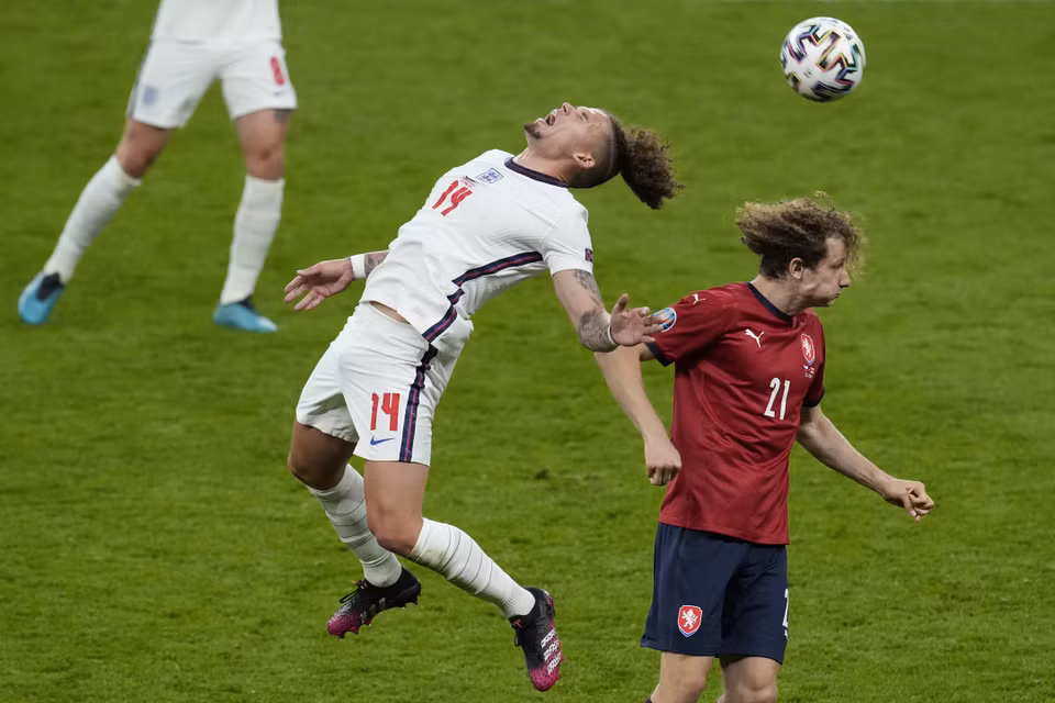 Pha tranh bóng quyết liệt của Kalvin Phillips (trái, đội tuyển Anh) với cầu thủ Alex Král (Cộng hòa Séc). (Ảnh: AFP/TTXVN)