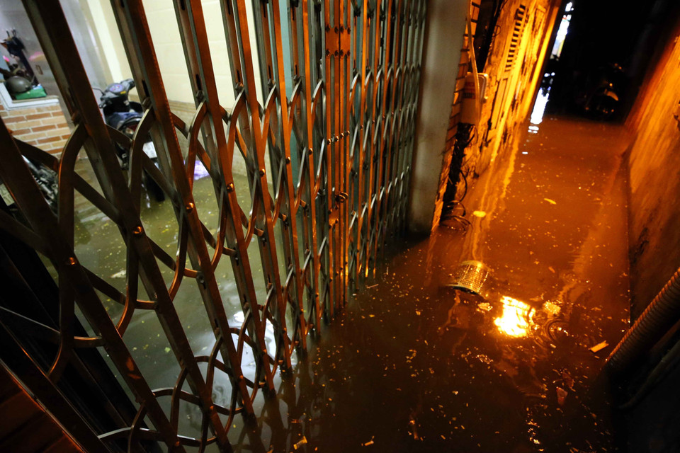 Ngõ 90, phố Đội Cấn (Hà Nội) ngập sâu sau cơn mưa tối 22/6. (Ảnh: Phạm Kiên/TTXVN)