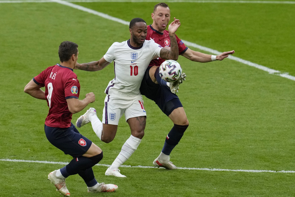 Tiền đạo Raheem Sterling của đội tuyển Anh nỗ lực đi bóng trong sự đeo bám quyết liệt của hậu về đội tuyển Cộng hòa Séc trong trận đấu ở lượt đấu cuối bảng D. (Ảnh: AFP/TTXVN)