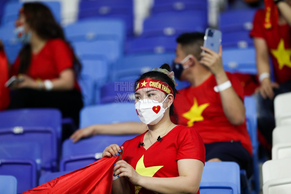 Cổ động viên Việt Nam trên sân Al Maktoum. (Ảnh: Hoàng Linh/TTXVN)