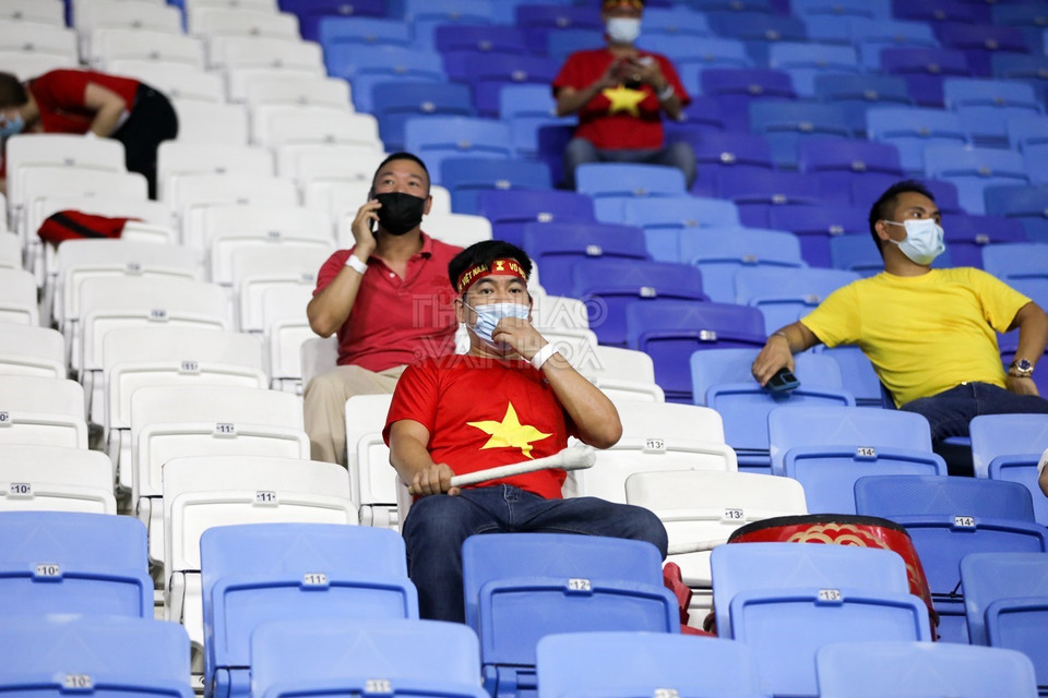 Cổ động viên Việt Nam trên sân Al Maktoum. (Ảnh: Hoàng Linh/TTXVN)