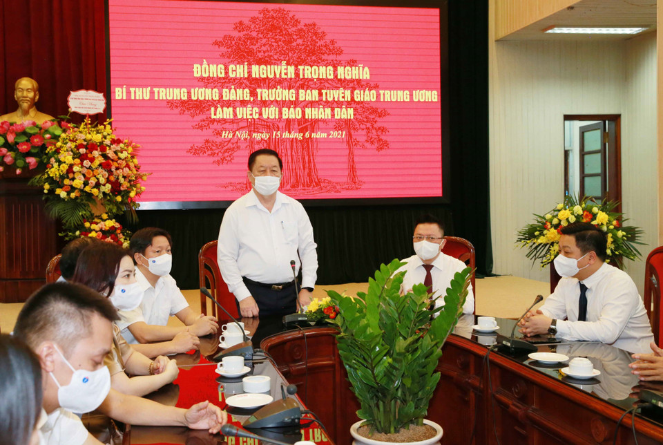 Trưởng Ban Tuyên giáo Trung ương Nguyễn Trọng Nghĩa thăm, chúc mừng Báo Nhân Dân. (Ảnh: Phương Hoa/TTXVN)