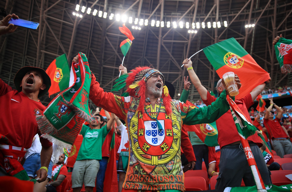 Cổ động viên Bồ Đào Nha mừng chiến thắng. (Ảnh: AFP/TTXVN)