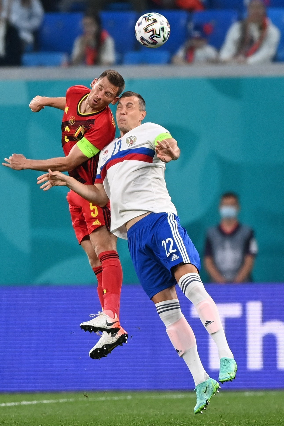 Pha tranh bóng quyết liệt của cầu thủ hai đội trong trận đấu tuyển Bỉ thắng tuyển Nga 3-0. (Ảnh: AFP/TTXVN)