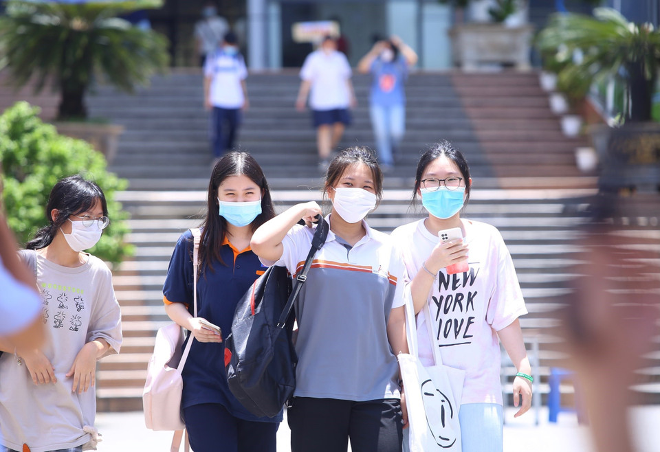 Thí sinh điểm thi trường THPT chuyên Hà Nội-Amsterdam hoàn thành buổi thi đầu. (Ảnh: Hoàng Hiếu/TTXVN)