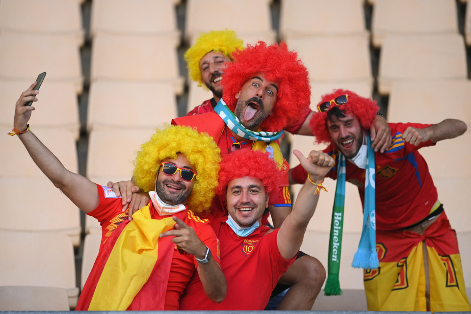 Cổ động viên Tây Ban Nha cổ vũ cho đội nhà trong trận gặp tuyển Ba Lan tại bảng E. (Ảnh: AFP/TTXVN)