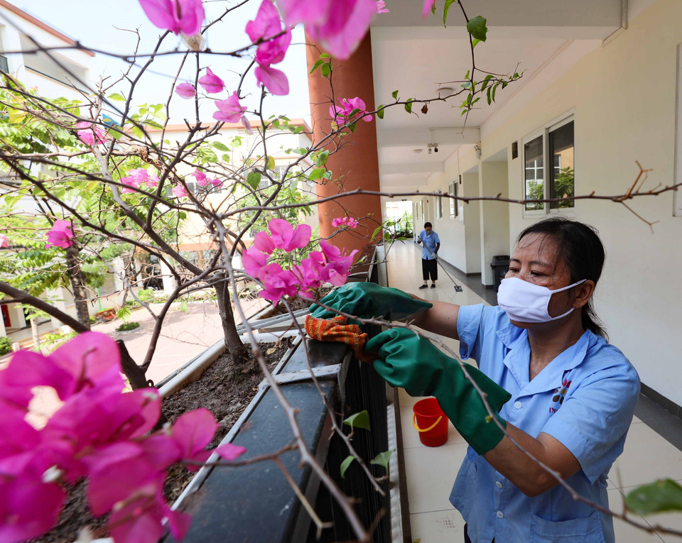 Điểm thi trường THCS Lê Ngọc Hân, quận Hai Bà Trưng tiến hành vệ sinh, khử khuẩn thường xuyên. (Ảnh: Thanh Tùng/TTXVN)