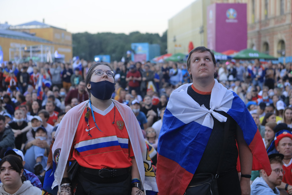 Khu vực Fanzone Saint Petersburg quy tụ hàng nghìn cổ động viên EURO 2020. (Ảnh: Trần Hiếu/TTXVN)