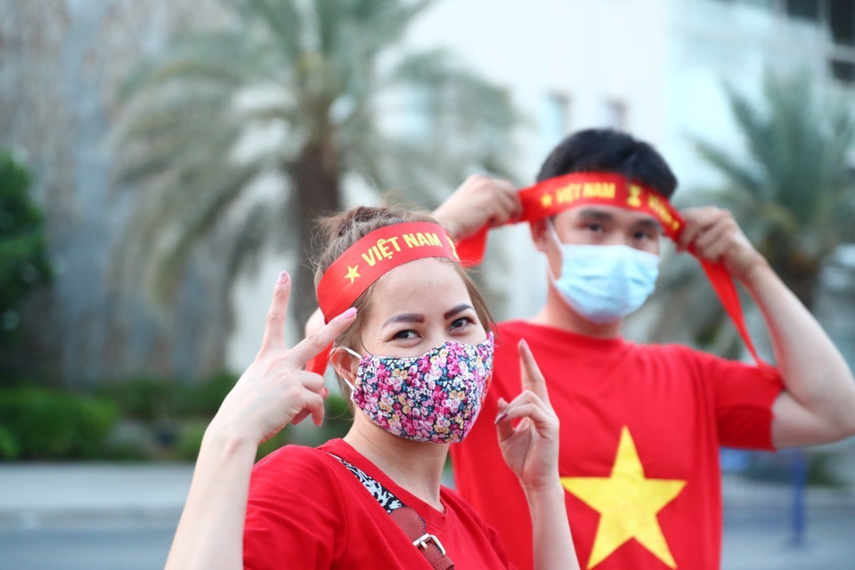 Cổ động viên Việt Nam tại sân Al Maktoum. (Ảnh: Hoàng Linh/TTXVN)
