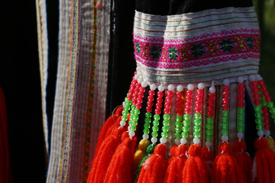 Nét họa tiết trang trí và trang sức độc đáo trên trang phục của phụ nữ Dao đỏ. (Ảnh: Nam Sương/TTXVN)