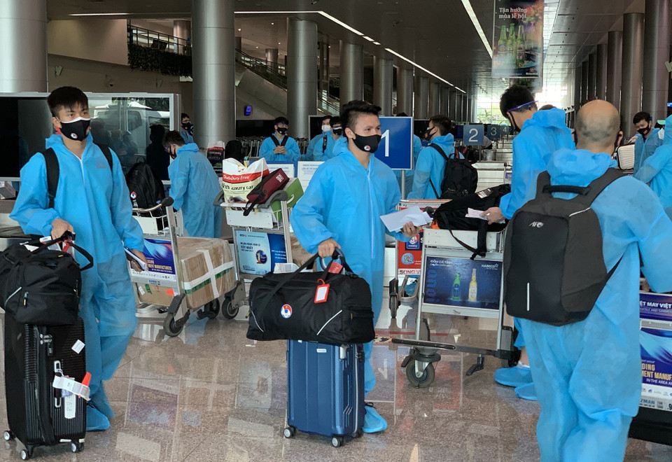 Sau 7 ngày cách ly tập trung, các cầu thủ đội tuyển Việt Nam sẽ được trở về cách ly tại nhà thêm 7 ngày. Tất cả các thành viên của đội tuyển Việt Nam đều đã hoàn tất 2 mũi tiêm vaccine COVID-19 từ trước ngày lên đường sang UAE tham dự vòng loại World Cup 2022 khu vực châu Á. (Ảnh: Hoàng Linh/TTXVN)