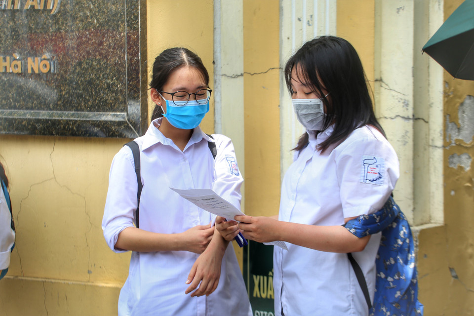 Các thí sinh trao đổi bài làm sau khi kết thúc buổi thi đầu tiên. (Ảnh: Tuấn Đức/TTXVN)