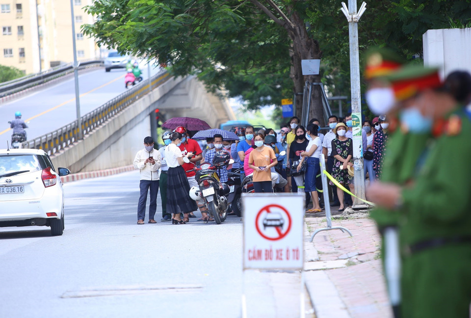 Trong lúc chờ đón thí sinh, nhiều phụ huynh và người nhà đã tràn hẳn ra đường Hoàng Minh Giám gây khó khăn cho người tham gia giao thông. (Ảnh: Hoàng Hiếu/TTXVN)