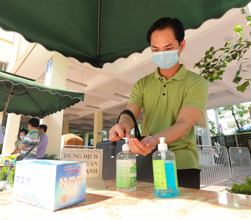 Đo thân nhiệt, sát khuẩn tay được các điểm thi đặc biệt chú trọng trong an toàn phòng dịch. (Ảnh: Thanh Tùng/TTXVN)