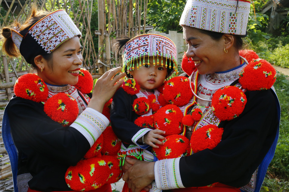 Phụ nữ Dao đỏ nổi bật trong trang phục truyền thống. (Ảnh: Nam Sương/TTXVN)