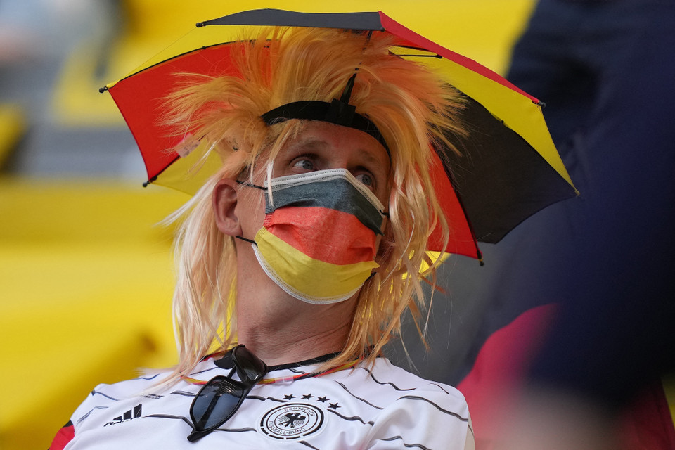 Cổ động viên Đức trong trận đối đầu giữa đội nhà với tuyển Bồ Đào Nha. (Ảnh: AFP/TTXVN)