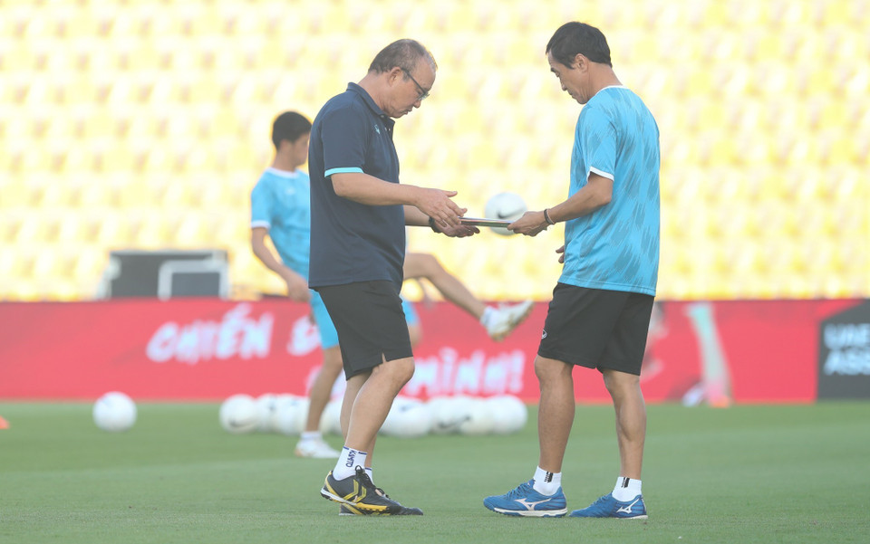HLV Park Hang-seo bàn giao công việc chỉ đạo cho trợ lý Lee Young-jin. (Ảnh: Hoàng Linh/TTXVN)