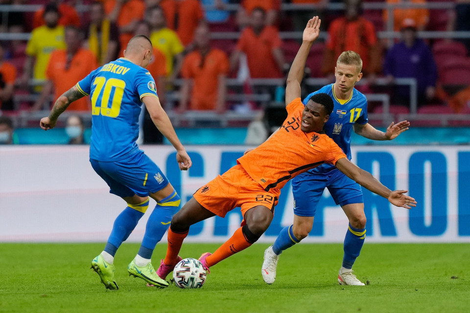 Pha tranh bóng trong trận Hà Lan đối đầu Ukraine. (Ảnh: AFP/TTXVN)