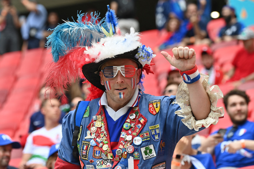 Cổ động viên Hungary cổ vũ cho đội nhà trong trận đấu với đội tuyển Pháp tại Bảng F. (Ảnh: AFP/TTXVN)