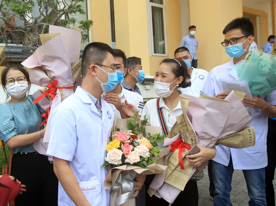 Người thân và đồng nghiệp động viên, khích lệ tinh thần các y, bác sỹ trước khi lên đường chi viện cho tâm dịch Bắc Giang. (Ảnh: An Đăng/TTXVN)
